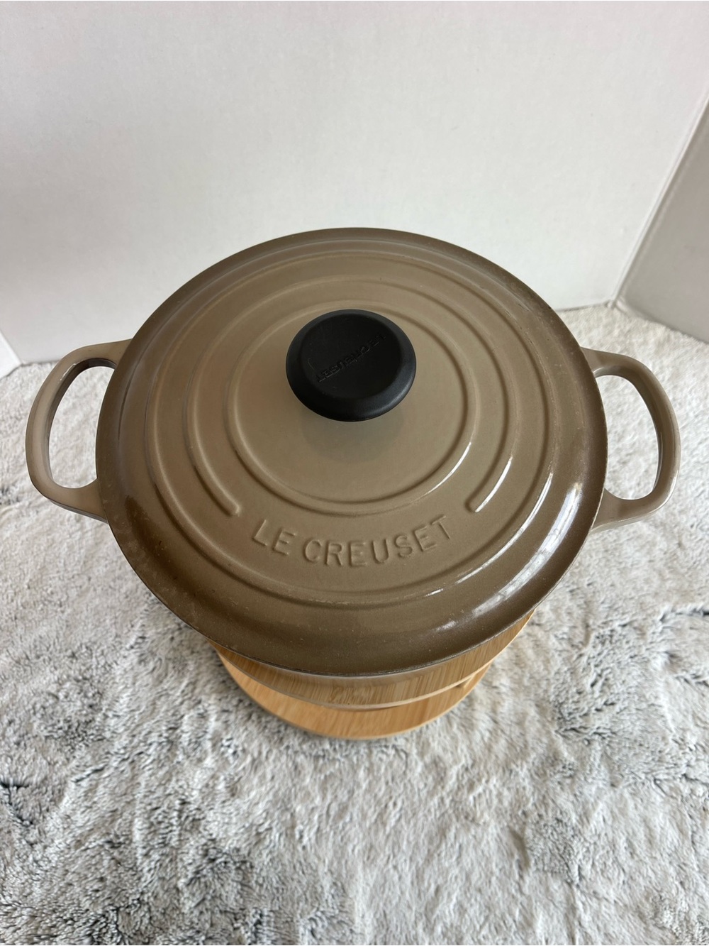 LE CREUSET #24 LINEN, RETIRED COLOR ENAMELED CAST IRON 4QT DUTCH OVEN POT & LID